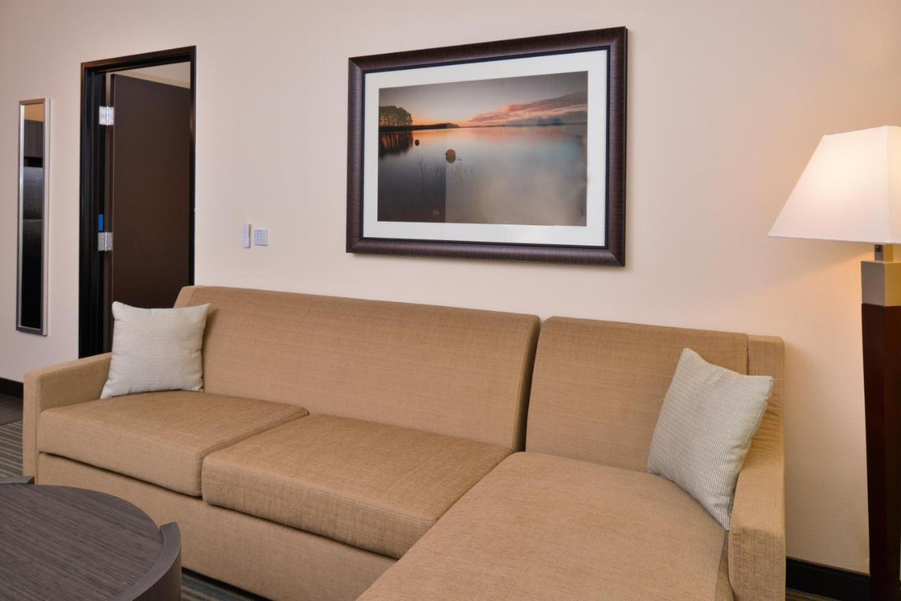 One-Bedroom King Suite